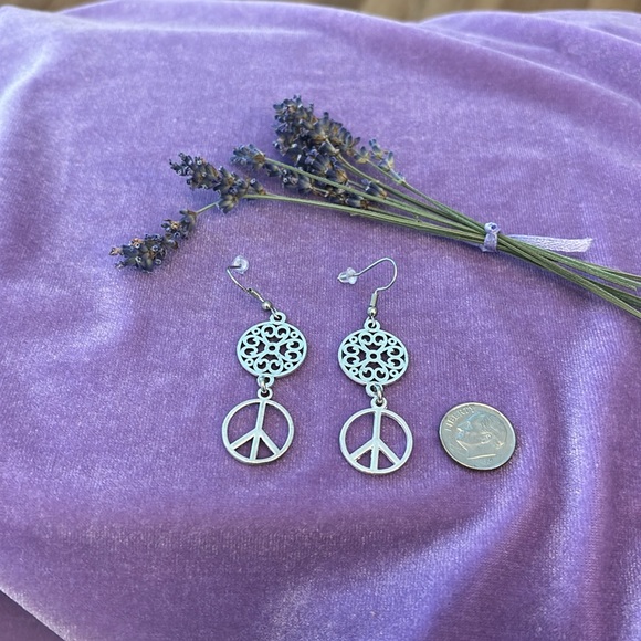 💜💜💜 3/$30 Peace & Love Forever ☮️ Silver Peace Sign Dangle Earrings E56 - Picture 2 of 3